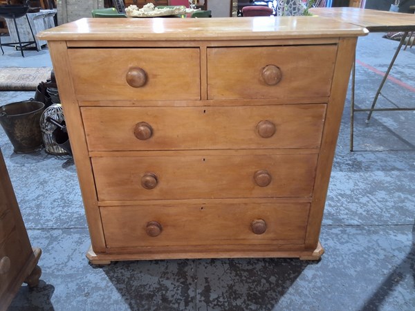 Lot 173 - CHEST OF DRAWERS