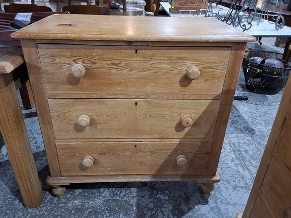 Lot 169 - CHEST OF DRAWERS