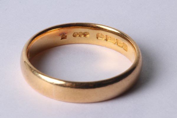 Lot 1005 - GOLD RING