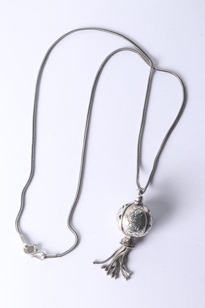 Lot 1018 - SILVER NECKLACE