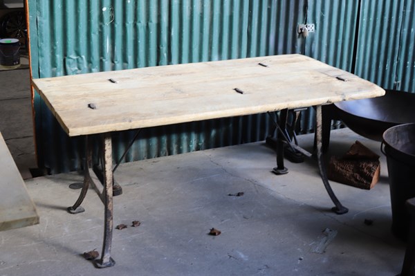 Lot 142 - DINING TABLE