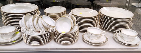 Lot 1224 - DINNER SERVICE