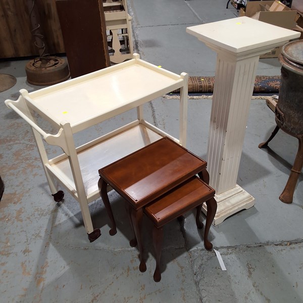 Lot 142 - FURNITURE GROUP