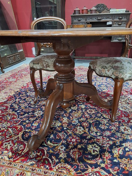 Lot 40 - DINING SUITE