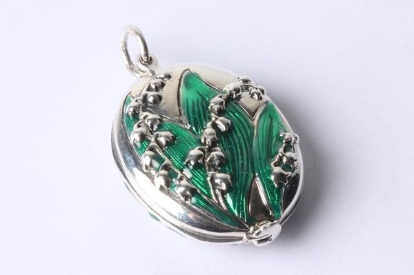 Lot 1022 - SILVER ENAMEL LOCKET