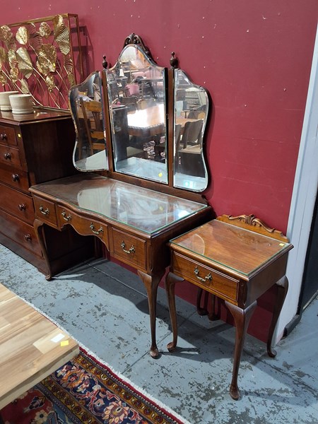 Lot 21 - DRESSER