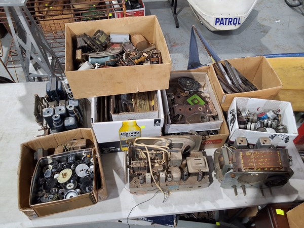 Lot 196 - RADIO PARTS