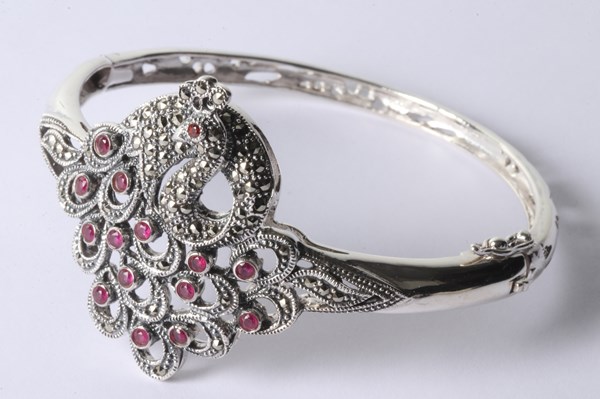 Lot 1056 - SILVER PEACOCK BANGLE