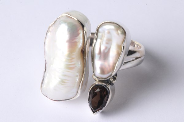 Lot 1032 - SILVER PEARL RING