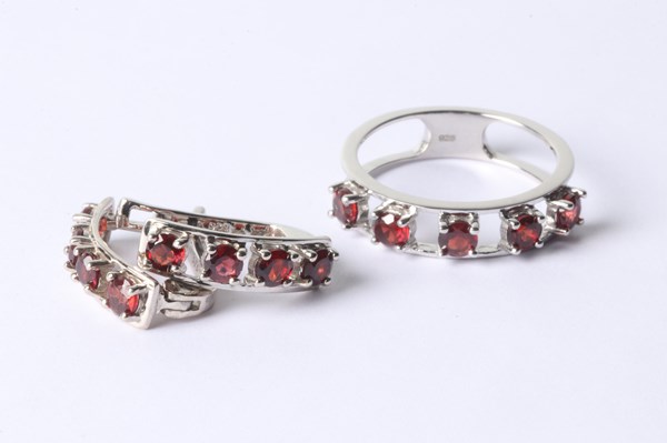 Lot 1025 - RING & EARRING SET