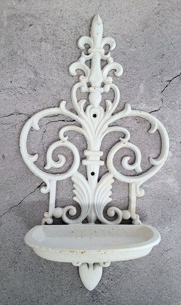 Lot 16 - WALL BRACKET