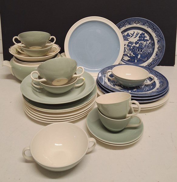 Lot 1177 - DINNER WARE