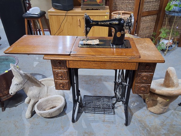 Lot 231 - SEWING MACHINE