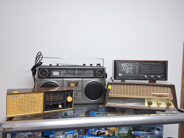 Lot 1387 - RADIOS