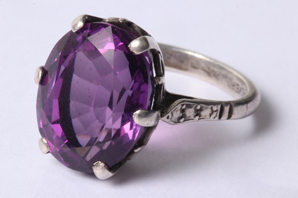 Lot 1028 - RING