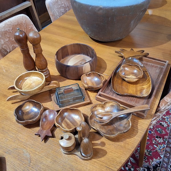 Lot 300 - TEAK TABLEWARE