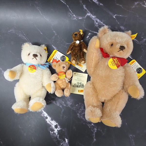 Lot 1203 - STEIFF BEARS