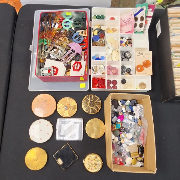 Lot 1158 - BUTTONS, BUCKLES & COMPACTS