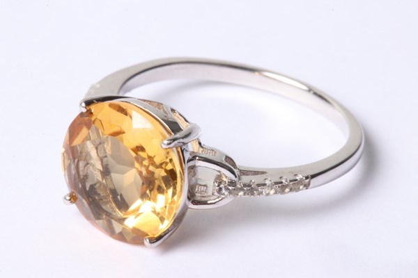 Lot 1029 - RING