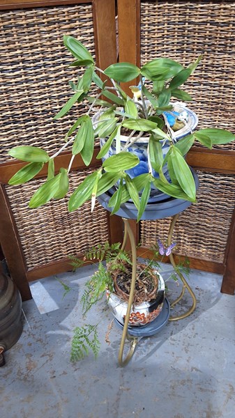 Lot 312 - GARDEN PLANT STAND