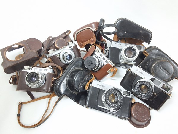 Lot 1440 - FILM CAMERAS