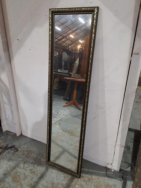 Lot 34 - WALL MIRROR