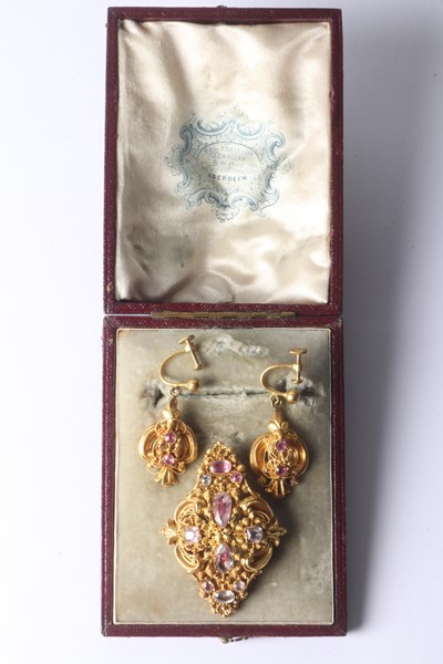 Lot 1052 - GOLD JEWELLERY SUITE