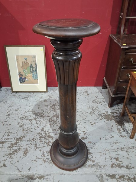 Lot 92 - PEDESTAL