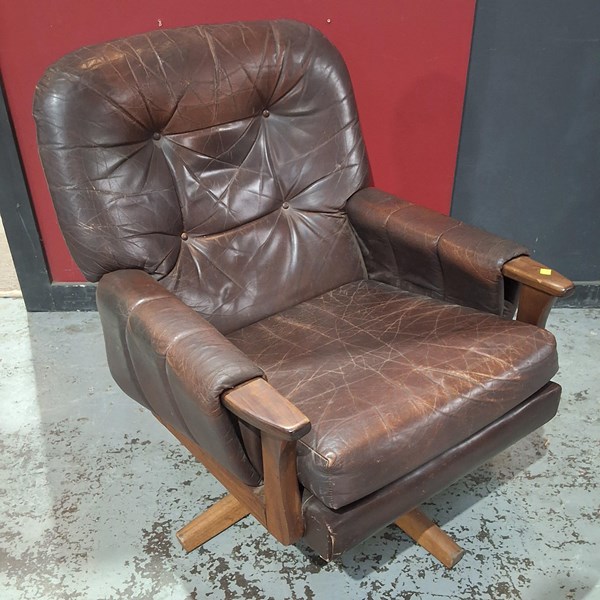 Lot 285 - LOUNGE CHAIR