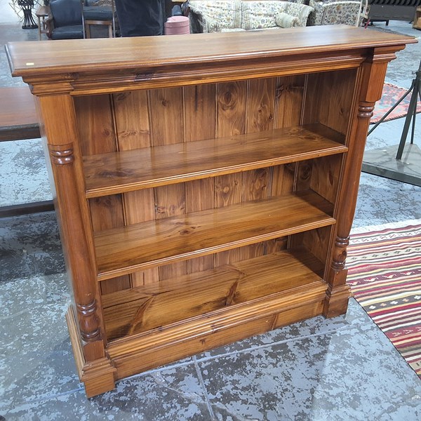 Lot 81 - BOOKSHELF