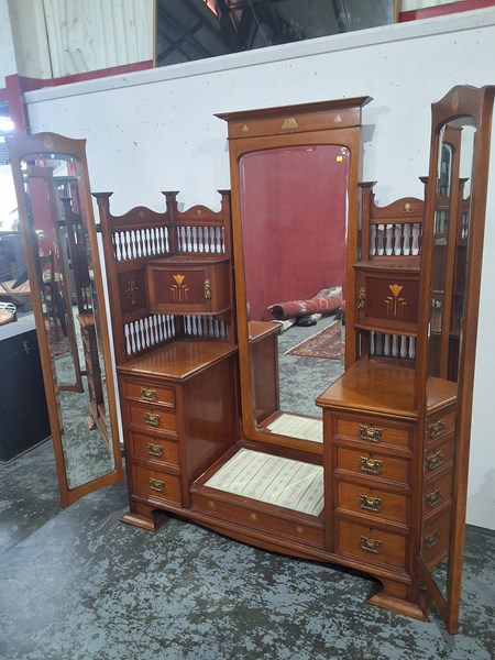 Lot 4 - DUCHESS DRESSING TABLE