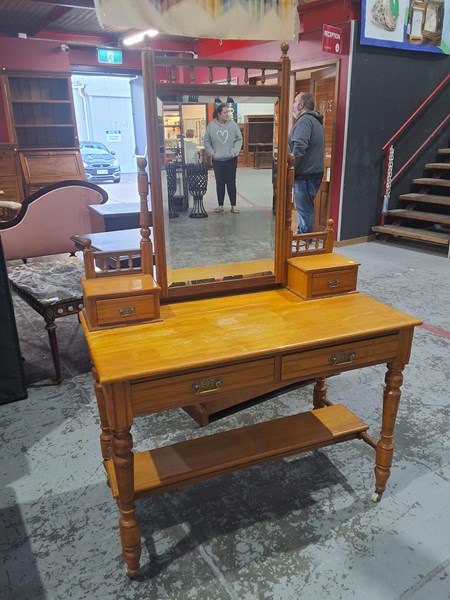 Lot 100 - DRESSING TABLE