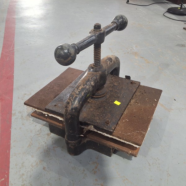 Lot 200 - BOOKPRESS