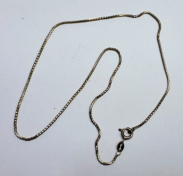 Lot 1050 - GOLD NECKLACE