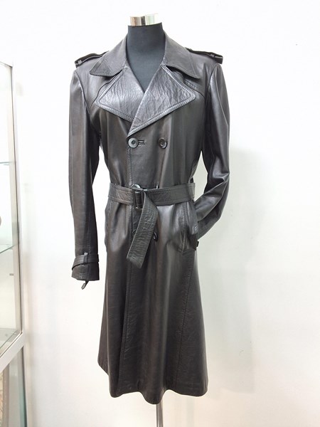 Lot 1303 - MENS LEATHER COAT