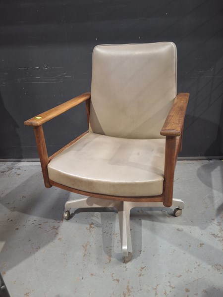 Lot 271 - OFFICE CHAIR