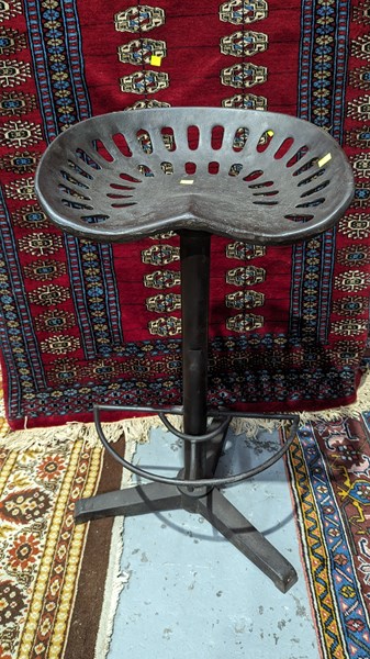 Lot 153 - BAR STOOL