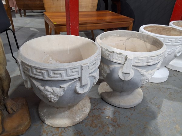 Lot 300 - PLANT POTS