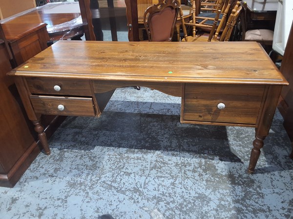 Lot 12 - DESK