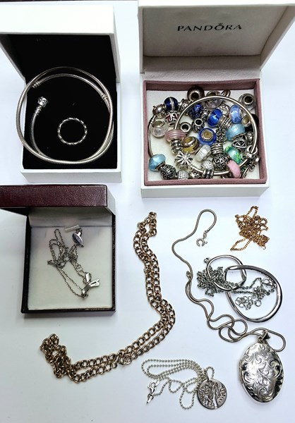 Lot 1071 - JEWELLERY