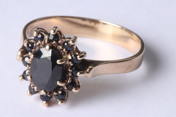 Lot 1038 - GOLD SAPPHIRE RING