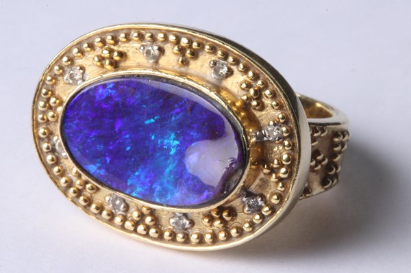 Lot 1020 - GOLD OPAL RING