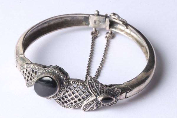 Lot 1014 - SILVER BANGLE