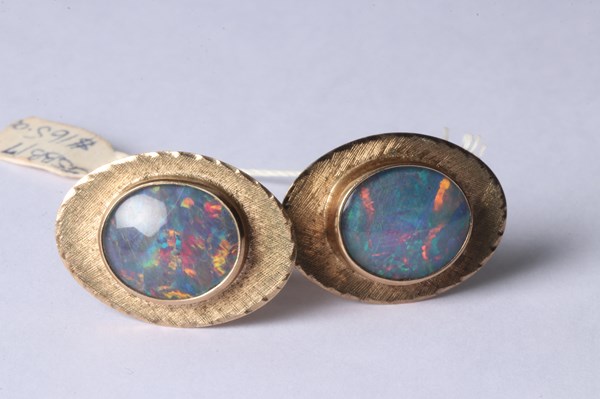 Lot 1064 - GOLD CUFFLINKS