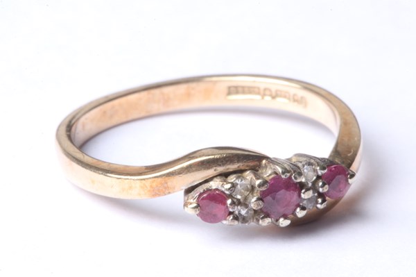 Lot 1053 - GOLD RING