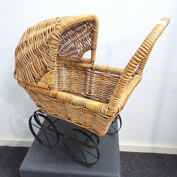 Lot 1462 - TOY PRAM