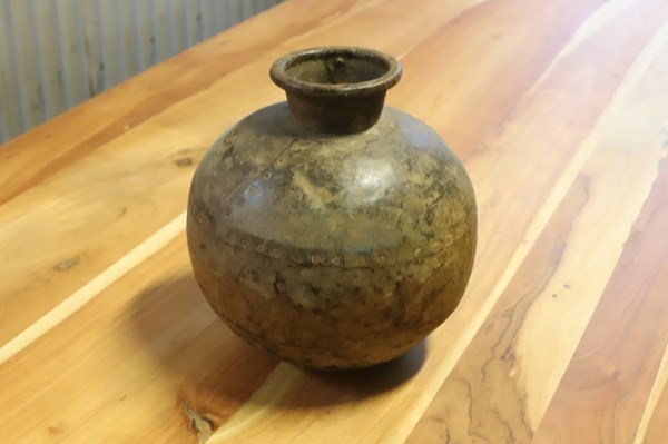 Lot 121 - IRON POT