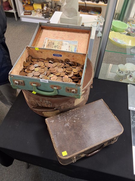 Lot 1366 - CASES & CURRENCY