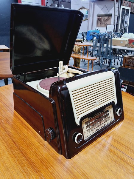 Lot 281 - RADIO RECORD PLAYER