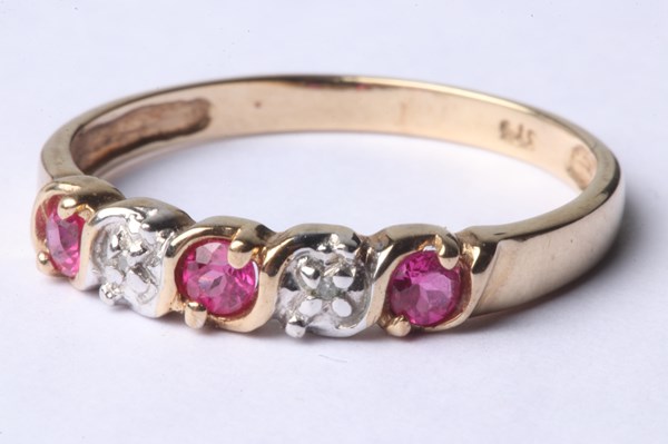 Lot 1005 - GOLD RING